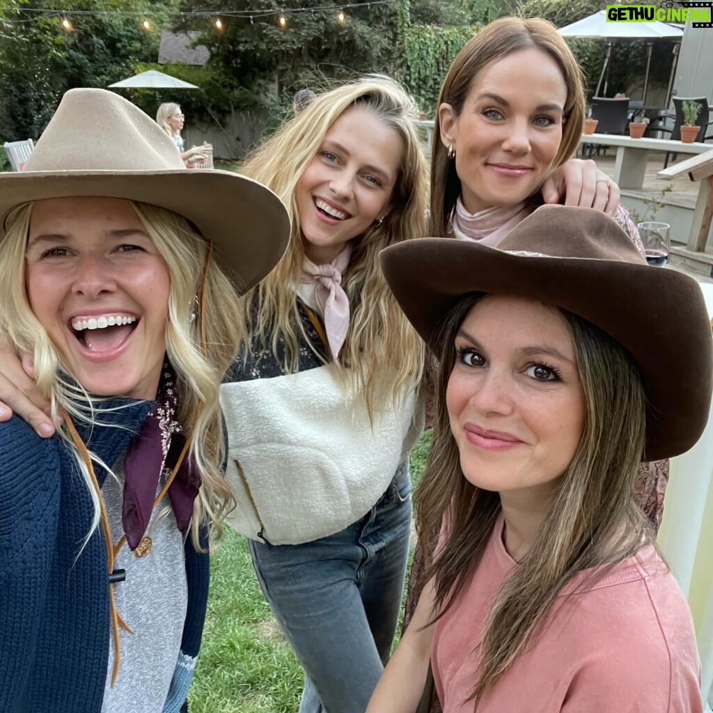 Sarah Wright Instagram - Happy American 38th birthday you dream girl. Getting to walk this life with you is such an unbelievable honor and gift. You are magic. You make me a better human just being in your orbit. I love you my soul sister ❤️🙌🏻✨ @teresapalmer @themotherdazepodcast