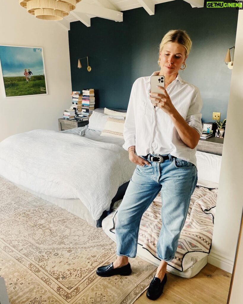 Sarah Wright Instagram - TGIF !!!! ✨🙌🏻 and loving this new regenerative cotton jean by my friends @citizensofhumanity !! Tap to check out the newest Dahlia baby roll dream jean.