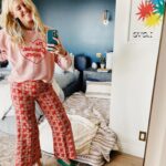 Sarah Wright Instagram - The Greatest Mom sweatshirt by the greatest moms @emilyandmeritt and the greatest @thisisthegreat_ ✨🙌🏻✨🙌🏻✨🙌🏻✨ (they also made these daisy pants that I am wearing to next weeks live show with @themotherdazepodcast in SAN FRAN!!)