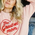 Sarah Wright Instagram - The Greatest Mom sweatshirt by the greatest moms @emilyandmeritt and the greatest @thisisthegreat_ ✨🙌🏻✨🙌🏻✨🙌🏻✨ (they also made these daisy pants that I am wearing to next weeks live show with @themotherdazepodcast in SAN FRAN!!)