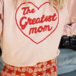 Sarah Wright Instagram - The Greatest Mom sweatshirt by the greatest moms @emilyandmeritt and the greatest @thisisthegreat_ ✨🙌🏻✨🙌🏻✨🙌🏻✨ (they also made these daisy pants that I am wearing to next weeks live show with @themotherdazepodcast in SAN FRAN!!)