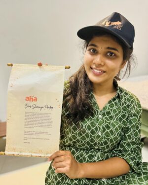 Saranya Pradeep Instagram - Thank you #aha for this cutest gifts ❤️

@ahavideoin @ahavideo.shop 

#aha #gifts #tshirt #hoodie #coffeemug #bottle #keychain #bag #cap #wholesome #happy #happyday #hamper #conceptstore #merchandise #cute #presents
