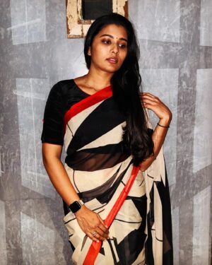 Saranya Pradeep Instagram - Keepin’ it simple 🤍🖤

PC : @monabiswas2012 

#photooftheday #simple #just #posing 
#photoshoot #thursday #casual #saree 
#sareelover #fashion #casualstyle #fashionstyle #instagood #looks #traditional