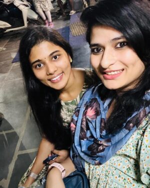 Saranya Pradeep Instagram - 😍Met this darling the other day - A sweetheart, #ambajipettamarriageband #bhamakalapam movie star and a school friend😍
So many random talks about our school, farewell, skin and haircare🤪, movies, daily routines and trust me the time just flew by❤️
Loved how considerate you were @iam_sharanyapradeep about my food choices😉 And dont kill me for the last clip - diligent driver😝
Kaludham malla in our next plans which u guys will plan🤪

#meetup #schoolfriend #weekend #funtalks #oldfriends #saturday #hyderabad #filmnagar #indiatrip
