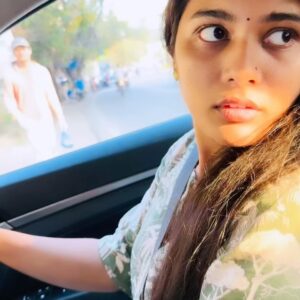 Saranya Pradeep Instagram - 😍Met this darling the other day - A sweetheart, #ambajipettamarriageband #bhamakalapam movie star and a school friend😍
So many random talks about our school, farewell, skin and haircare🤪, movies, daily routines and trust me the time just flew by❤️
Loved how considerate you were @iam_sharanyapradeep about my food choices😉 And dont kill me for the last clip - diligent driver😝
Kaludham malla in our next plans which u guys will plan🤪

#meetup #schoolfriend #weekend #funtalks #oldfriends #saturday #hyderabad #filmnagar #indiatrip