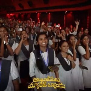 Saranya Pradeep Instagram - Housefulls and loving crowds everywhere ❤‍🔥

Team #AmbajipetaMarriageBand is receiving love and applause from the audience in centres ❤️

Book your tickets for the HARD HITTING BLOCKBUSTER now!
- https://linktr.ee/AMBTickets
