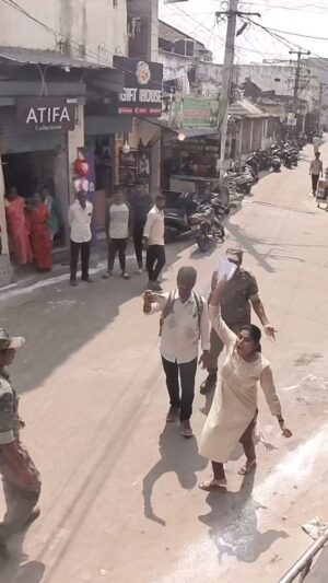 Saraswathi kuna Instagram - *Breaking news*

*దగాడిఎస్సి వద్దు మెగా డీఎస్సీ ముద్దు*
 యూత్ కాంగ్రెస్ ఆధ్వర్యంలో *యూత్ కాంగ్రెస్ రాష్ట్ర అధ్యక్షులు లక్కరాజు రామారావు* గారు ఈరోజు విథ్యాశాఖా  మంత్రి బొత్స సత్యనారాయణ గారి ఇంటిని ముట్టడించారు @realyssharmila @indianyouthcongress @rahulgandhi