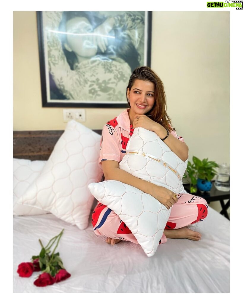 Sarika Dhillon Instagram - The perfect pillow of your dreams is not a fairytale . Just call me Sleeping Beauty, because these @orangeberrysleep pillows have me sleeping like a princess and never wanting to leave my bed. Incredibly luxurious and made from butter-soft High Quality Microfiber fillings,OrangeBerry pillows are lush, breathable and naturally contours to your head, neck and shoulders. Check them out @orangeberrysleep and do Add to cart too! . #sukoonkineend . . . . . . #orangeberrysleep #sukoonkineend #mattress #pillows #madeinindia #greatsleep #comfortsleep #orthopedic #orthopedicmattress #backpain #homedecor #apartmentdecor #bedtime #memoryfoam #cosyhome #snuggle #necksupport #greatsleep #bestsleep #wellness #sweetdreams