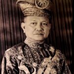 Sarimah Ibrahim Instagram - It is that duit raya time of the year again. Kids and all the unmarrieds (cheeky friends!) collecting fervently. 😅 I have been trying to figure out how to explain to @tunkusofianajihah that this is her great great grandfather. Almarhum Tuanku Abdul Rahman - Agong Pertama. 🤲🏻🌙🇲🇾 It is not that easy to explain somethings to children when they ask. And they want to use up all 'their' duit raya instead of saving it. Especially when their greatx2 grandfather is on the Malaysian Ringgit Note @jamienx200t 😄 How to say NO lah?!😅 @rizalhakimm_punyer Almarhum Tuanku Sir Abdul Rahman ibni Almarhum Tuanku Muhammad. Yang di-Pertuan Agong Pertama Malaysia. 31 Ogos 1957 - 1 April 1960. Almarhum Tuanku meninggal dunia pada hari ini 64 tahun lepas diusia 64 tahun (24 Ogos 1895 – 1 April 1960)