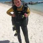 Sarimah Ibrahim Instagram - I used to be obsessed with getting a tan. Diving- 300 dives, Sky diving, snorkelling, everything outdoors all the time. Sebab tu my hair was always curly and i was always tanned. I loved it! 😎🌱🌴☄️🔥💥🌞 Then after 30...i decided it was time to take better care of my skin and hair and focus on strength training and good nutrition. 🥦🥬🍗🧀🧄 So am my natural colour now. Sunscreen SPF 100 💯 But ..sometimes i think i am too pale pulak. 😅😂 Well hey- vampires will be vampires kan....😜😎 #skinhealth #sarimahibrahim