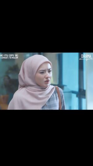 Sarimah Ibrahim Instagram - Apa Lagi yang Qaidah terpaksa hadap..?? Kena accuse, kena tipu, kena kecam....💔😭 Malam ni 10pm on #lelakiitu @tv3malaysia @dramasangat @tontonmy #sarimahibrahim @sarimahibrahim.fc #fyp #dramaviral #tvseries
