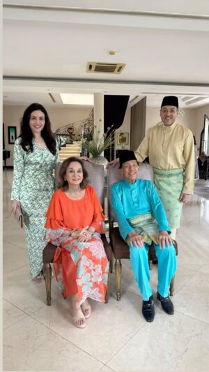 Sarimah Ibrahim Instagram - Selamat menyambut Hari Raya!!! More snippets here and there.. 💚🤲🏻🌙

#ootd #rayafashion #rayaootd #fyp #raya2024 #thenadzimuddins