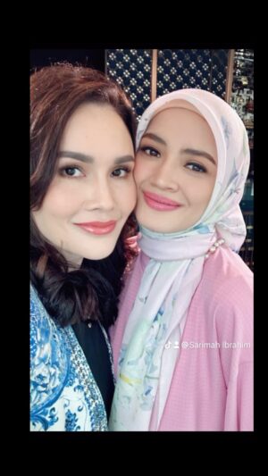 Sarimah Ibrahim Instagram - "Kalau aku tak sayang kau. Aku tak rasa macam ni. Kau adik aku tau.  Kau adik aku......Dulu!"- Qaidah 💔🫵🏻

Gambar dulu Qaidah dan adik angkatnya Imani. Sebelum Lelaki Itu menghancurkan segalanya...

Mampukah persahabatan ini diselamatkan ataupun sudah terlambat.. is Qaidah Done and Over or....🥹👁️👁️

Pernah tak kena betray dengan kawan atau keluarga sendiri? Share kat sini please .. ❤️‍🩹🤲🏻 @sarimahibrahim.fc 

@missfazura @dramasangat @tv3malaysia @tontonmy 

#lelakiitu #fyp #dramaviral