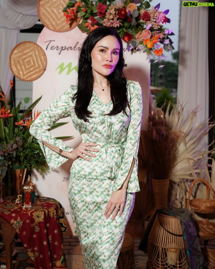 Sarimah Ibrahim Instagram - Thank you to @mstaronlineofficial for the delightful invitation to your “Terpaling Syawal Mstar” open house event! 🏡💚 @niezamabdullah @sarimahibrahim.fc Makeup by @epie_temerloh Baju @aliabastamamkl #terpalingsyawal #mstar #raya #raya2024 #terpalingsyawalmstar #sarimahibrahim It was a pleasure to be a part of such a warm and welcoming gathering.