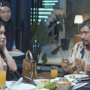 Sarimah Ibrahim Instagram - Tonight things are getting Heated on #lelakiitu @tv3malaysia @tontonmy @dramasangat 👁️👁️🥹💥😡 #drama #tvseries #tv3 #dramasangat #samarinda @sarimahibrahim.fc