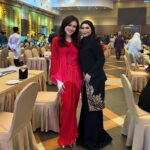 Sarimah Ibrahim Instagram - With the maesteo extrodinaire, the lovely @ainaabdul at @meloditv3 Raya in Genting. ❤️💫💃🏻 #melodiraya2024 #rayaduludulu @tv3malaysia