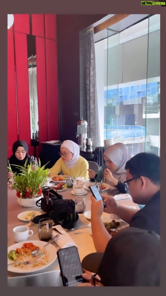 Sarimah Ibrahim Instagram - Had a lovely time catching up and makan2 with our media friends 🥰🔥 Thank you for joining me 💋❤️ #timetogether #catchup #mediafriends #throughtheyears #27yearsofentertaining Makeup by @epie_temerloh Management @maskteam