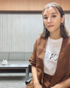 Sarina Suzuki Instagram - ゴゴスマでした💚
女性の社会進出はシングルマザーの私にとっては1番課題にしてほしい問題です。まだまだ日本は男性社会です。
それを変えていくにはまず政界への女性の進出が欠かせません、
女性が集まるとこんなに良くなるのか！
という（ブランディングも込み）女性ならではの痒いところにまで手が届く政治に期待しています。