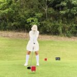 Sarina Suzuki Instagram - 洋介　@yosuke_kubozuka が手掛けるゴルフブランド　@8g_shoot のウェア着てフルオーダーした　@fourteengolf_official のできたてホヤホヤクラブ持って 日焼け対策のお約束ロビンマスクスタイルでGolf Day⛳️ #golf #半年で100切り達成 #その後スコアボロボロあるある笑 だからゴルフは面白い