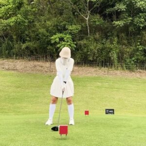 Sarina Suzuki Instagram - 洋介　@yosuke_kubozuka が手掛けるゴルフブランド　@8g_shoot  のウェア着てフルオーダーした　@fourteengolf_official のできたてホヤホヤクラブ持って
日焼け対策のお約束ロビンマスクスタイルでGolf Day⛳️

#golf
#半年で100切り達成 
#その後スコアボロボロあるある笑

だからゴルフは面白い
