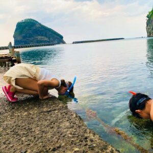 Sarina Suzuki Instagram - 海遊び終えてひと休み。
シュノーケルするするリオト眺めてたらわたしもやっぱりやりたくなって（もうママいいわーって着替えたくせに
親子でシュノーケル😂

#積丹
#シュノーケル
#土下座シュノーケル