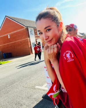 Sarina Suzuki Instagram - リオトの影響で私もファンになった
UKのサッカーチームLiverpool⚽️
細かいルールよくわかってないし、メッシがどこのチームかも知らん程のサッカー音痴やけど、Liverpoolの所属選手だけはプレイもプライベートも鬼チェックしてるLiverpoolオタクのKOP（Liverpoolファンの呼び名）女です✌️

本拠地の聖地Anfieldに試合を観にきたーーーーーー‼️

プレーの速さうまさとか、観客席とピッチの近さとか、声援の大きさとか、選手とKOPの関係性とか想像以上すぎて
ちょっともう何から何まで凄すぎて
放心状態です。
なんなんこれ。
人生観変わる。
死ぬまでに一回観れたらいいなって
思って来たけど、無理、また来たい。
