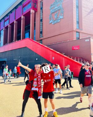 Sarina Suzuki Instagram - リオトの影響で私もファンになった
UKのサッカーチームLiverpool⚽️
細かいルールよくわかってないし、メッシがどこのチームかも知らん程のサッカー音痴やけど、Liverpoolの所属選手だけはプレイもプライベートも鬼チェックしてるLiverpoolオタクのKOP（Liverpoolファンの呼び名）女です✌️

本拠地の聖地Anfieldに試合を観にきたーーーーーー‼️

プレーの速さうまさとか、観客席とピッチの近さとか、声援の大きさとか、選手とKOPの関係性とか想像以上すぎて
ちょっともう何から何まで凄すぎて
放心状態です。
なんなんこれ。
人生観変わる。
死ぬまでに一回観れたらいいなって
思って来たけど、無理、また来たい。