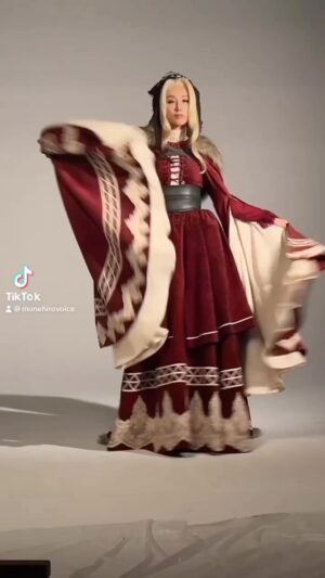 Sarina Suzuki Instagram - ファイナルファンタジー幻影戦争

衣装もウィッグもメイクも素晴らしい仕上がり👍
衣装は友達の @danyadeee 
友達とたまたま仕事で会うのは違う顔見れて嬉しい。

頑張ってくれたスタッフのバトンを受け取り
キャスト陣は稽古に入ります‼︎
観に来てね。ってか
紗理奈ファンは全員観に来いやーー‼︎

#ffbe幻影戦争
#ヘレナ 
#finalfantasy