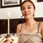 Sarina Suzuki Instagram - 誕生日はわたしが食べたかったイタリアンへ。 店の予約は私がしたから、誕生日サプライズはないもんかと思い頼んだデザートにローソクとか刺してあったら嬉しいなぁって誕生日アピしたら、リオトに「ママはいつもサプライズ台無しにする」って怒られた😅母親って段取りの生き物なのよ、ごめんなさい。 実は、いつの間にかお店の人に伝えてくれてたみたいでデザートと共に店中でバースデーソング歌ってくれた。 #riototomama #birthday