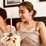 Sarina Suzuki Instagram - 誕生日はわたしが食べたかったイタリアンへ。 店の予約は私がしたから、誕生日サプライズはないもんかと思い頼んだデザートにローソクとか刺してあったら嬉しいなぁって誕生日アピしたら、リオトに「ママはいつもサプライズ台無しにする」って怒られた😅母親って段取りの生き物なのよ、ごめんなさい。 実は、いつの間にかお店の人に伝えてくれてたみたいでデザートと共に店中でバースデーソング歌ってくれた。 #riototomama #birthday
