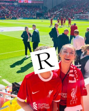 Sarina Suzuki Instagram - リオトの影響で私もファンになった
UKのサッカーチームLiverpool⚽️
細かいルールよくわかってないし、メッシがどこのチームかも知らん程のサッカー音痴やけど、Liverpoolの所属選手だけはプレイもプライベートも鬼チェックしてるLiverpoolオタクのKOP（Liverpoolファンの呼び名）女です✌️

本拠地の聖地Anfieldに試合を観にきたーーーーーー‼️

プレーの速さうまさとか、観客席とピッチの近さとか、声援の大きさとか、選手とKOPの関係性とか想像以上すぎて
ちょっともう何から何まで凄すぎて
放心状態です。
なんなんこれ。
人生観変わる。
死ぬまでに一回観れたらいいなって
思って来たけど、無理、また来たい。