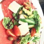Sarina Suzuki Instagram - 誕生日はわたしが食べたかったイタリアンへ。 店の予約は私がしたから、誕生日サプライズはないもんかと思い頼んだデザートにローソクとか刺してあったら嬉しいなぁって誕生日アピしたら、リオトに「ママはいつもサプライズ台無しにする」って怒られた😅母親って段取りの生き物なのよ、ごめんなさい。 実は、いつの間にかお店の人に伝えてくれてたみたいでデザートと共に店中でバースデーソング歌ってくれた。 #riototomama #birthday