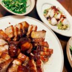 Sarina Suzuki Instagram - DMにrecipe教えての声が多かったので載せるけど大さじ何杯とかより味見しながら作る派やからみんなもそうして作ってや🙏 チャーシューは4面をカリッと焼いた後 醤油、みりん、蜂蜜と少しのお水で沸騰するかしないかくらいの弱目の日でぐつぐつ1時間ほど。その時にキッチンペーパーかけて更に蓋をする。 以上‼︎ 圧力鍋使ったらもっと簡単なはずやけど 加減をちょくちょく蓋開けて見たいわたしは時間かけて鍋で煮込む派。 ピーマンナムルのポイントは 塩揉みしっかりする&味付けはごま油、ナンプラー、蜂蜜、塩少々的な感じ タコのグリルはタコそのままグリルにぶち込み、オリーブオイル、塩胡椒で味付け 枝豆ペペロンはご存じの通り こんな感じでよろしーか？ どこ行っても暑いから家でenjoyクッキングがおすすめの過ごし方 ↓過去recipeはここから↓ #紗理奈流dining #munehiroキッチン