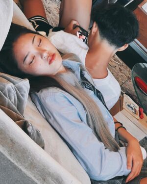 Sarina Suzuki Instagram - テーパーフェードしたてで日焼け跡リオトと
昼から爆睡のモカ。