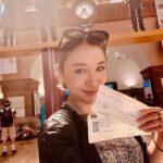 Sarina Suzuki Instagram - フランスからルクセンブルクへ。 ルクセンブルクはベルギーとドイツに挟まれた小さな国で世界一の富裕国。 そのおかげもあってかゴミ一つない綺麗な街でした。 言葉がわからな過ぎてバスにも路面電車にも乗りこなせず猛暑の中気合いで全部歩いて回った。おかげですんごい日焼け。 ノートルダム大聖堂 間違えて頼んだホットミルク アーチの石橋、アドルフ橋 洗練された街並み 列車で少し走ると国境をまたげるヨーロッパ、どんどん次の国へと行きたくなる #luxemburg