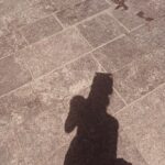 Sarina Suzuki Instagram - フランスからルクセンブルクへ。 ルクセンブルクはベルギーとドイツに挟まれた小さな国で世界一の富裕国。 そのおかげもあってかゴミ一つない綺麗な街でした。 言葉がわからな過ぎてバスにも路面電車にも乗りこなせず猛暑の中気合いで全部歩いて回った。おかげですんごい日焼け。 ノートルダム大聖堂 間違えて頼んだホットミルク アーチの石橋、アドルフ橋 洗練された街並み 列車で少し走ると国境をまたげるヨーロッパ、どんどん次の国へと行きたくなる #luxemburg