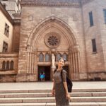 Sarina Suzuki Instagram - フランスからルクセンブルクへ。 ルクセンブルクはベルギーとドイツに挟まれた小さな国で世界一の富裕国。 そのおかげもあってかゴミ一つない綺麗な街でした。 言葉がわからな過ぎてバスにも路面電車にも乗りこなせず猛暑の中気合いで全部歩いて回った。おかげですんごい日焼け。 ノートルダム大聖堂 間違えて頼んだホットミルク アーチの石橋、アドルフ橋 洗練された街並み 列車で少し走ると国境をまたげるヨーロッパ、どんどん次の国へと行きたくなる #luxemburg