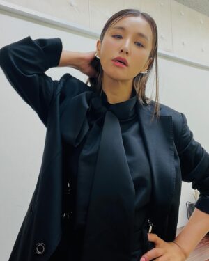 Sarina Suzuki Instagram - 今日はFF（ファイナルファンタジー）取材日
いつもよりフォーマルスーツで大真面目に
新聞雑誌等の取材のインタビュー。
待ち時間、静かな室内でスタッフにバレないようにカーテンの向こうで大真面目にマリオチャレンジしてたどあほうです😎笑

年明けたら稽古始まって
2月24日からいよいよ公演開始。
マリオチャレンジしてる場合ではない、
殺陣の稽古もしなければ！！

#ファイナルファンタジー幻影戦争
wearing
@doublestandard_official