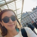 Sarina Suzuki Instagram - 卒業式終え、リオトのChoir Europe Tourを観にわたしもユーロスターで欧州入りします。 ロンドンの発車駅セントパンクラス駅からドーバー海峡を海底トンネルで横断しフランス入国🇫🇷パリは日本と同じくらい暑かったけど寒がりの私には問題なし。パリ東駅は全線遅延での大混雑。 2時間遅れで22時、目的地へ到着。 全ては旅の醍醐味。なんなら少しのトラブルあった方がワクワクする根っからの旅好き。 車２時間走らせ、電車乗り継ぎのイギリスからフランスへの大移動日でした。フランスはパリを経由しメッスという美しい街にやってきました。 明日は更に北上する予定。 20代の頃ユーロスター乗って欧州横断するような人生でありますようにって思ってた。その時のイメージとはだいぶ違う乗り方やけど、逞しい人生である事は間違いないからオッケ👌 スレッズに旅日記していきます。 フォローよろしくね。 https://www.threads.net/@munehirovoice #eurostar #stpancrasinternational