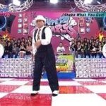 Sarina Suzuki Instagram - ダンスの神様と呼ばれ 今となってはメインストリームになった日本でのストリートダンス文化の礎を築いた坂見誠二さんが永眠しました。 わたしはスーパーチャンプルというダンス番組でDA PUMPの皆と共にご一緒させてもらっていました。 番組終わりにはいつもみんなで名古屋の夜の街で美味しいお酒を飲み、いい音楽で踊り、スタッフと演者にも全く垣根がないわたしにとって家族のような理想の番組でした。 それはセイジさんのおかげだったと思います。 reggaeに首までどっぷり浸かっていた私の事も尊重してくれ応援してくれました。何でreggaeなんてやるんだってみんなに言われていた当時の私には本当に温かい声援でした。 今となってはテレビで当たり前のように、披露されているストリートダンス。 子供たちが当たり前のように踊るストリートダンス。 番組が放送している当時はまだまだ陽の当たらない文化でした。 もっと陽の当たる場所に‼︎とオーバーとアンダーを繋いだセイジさんの功績はとても大きく、そして、ストリート文化への番組の熱い情熱も一役買ったと私は信じています。 7/8(土) 24:55〜25:55 から CTV「追悼 坂見誠二」 スーパーチャンプル傑作選が放送されます。 是非、みんな観てね‼︎ 番組のこと、セイジさんのこと 忘れないでね。 #スーパーチャンプル #坂見誠二