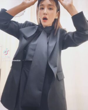 Sarina Suzuki Instagram - 今日はFF（ファイナルファンタジー）取材日
いつもよりフォーマルスーツで大真面目に
新聞雑誌等の取材のインタビュー。
待ち時間、静かな室内でスタッフにバレないようにカーテンの向こうで大真面目にマリオチャレンジしてたどあほうです😎笑

年明けたら稽古始まって
2月24日からいよいよ公演開始。
マリオチャレンジしてる場合ではない、
殺陣の稽古もしなければ！！

#ファイナルファンタジー幻影戦争
wearing
@doublestandard_official