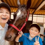 Sarina Suzuki Instagram - 乗馬友達のプリンスと。 久々馬乗るの寂しいから一緒に行こうと 誘ったら付き合ってくれた🐴 4年前リオトが留学した時、急にできた1人の時間をどうにかしないと鬱になってしまいそうと乗馬をはじめた。汗だくになって乗馬して、お馬ちゃんの世話してたら、リオトの世話をしてあげてる様な気がして救われた。 山がない千葉の空は広くて、帰り道空一面に染まる美しすぎる夕焼けに包まれながらこの夕陽がリオトのいるイギリスの朝日になるんやと思うとせつなすぎて、毎度運転しながら大号泣してた。 そんな私にリオト代わりに何度もハグさせてくれたプリンス。笑 久々に馬に乗って やりはじめた頃の自分を思い出した。 今やっと、リオトがいない日でも少し元気でやれるようになってきた。 こんな事を素直に書けるのも1人の生活に やっと慣れてきた証拠かな。 元気があれば何でもできる‼︎1.2.3.ダーーーーー‼︎ #horseriding