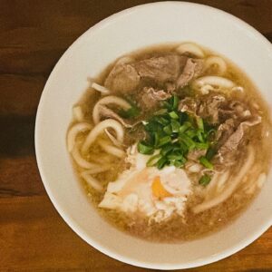 Sarina Suzuki Instagram - 時差ボケで深夜起床のリオトのオーダー肉うどん。
帰国の1番の楽しみはいまだにご飯と言ってくれるのが嬉しい。
がしかし、リオト不在時はほぼ料理しないので
帰国したてはいつも、お味いかがですか？的にうどんでさえドキドキしながら出す笑😂なんか毎度このドキドキが新鮮😆

また当分キッチンに立つ日々のはじまり。
たくさん食べてや。冷蔵庫は満タンにして待ってたよ👍

#紗理奈流dining 
#munehiroキッチン