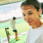 Sarina Suzuki Instagram - 今日は親子でゴルフ練習⛳️ リオトも遂にゴルフデビューしました😊 母、わたし、リオト 親子3代でコースを回るという目標をたてました。わたしも練習しなくては😤すぐ抜かれそう #ゴルフ #親子ゴルフ