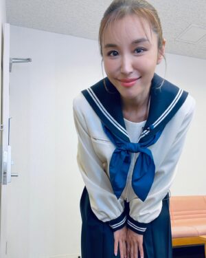 Sarina Suzuki Instagram - 東京帰ってきてそのまま仕事場へ。
あ〜っ今日の衣装セーラー服か、おっけ👍
って何の抵抗もなく楽屋に置いてあるセーラー服を着るベテランタレント感が我ながら愛しい