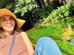 Sarina Suzuki Instagram - 着いた日にはすっかり秋やったはずのイギリスは２日目から予報を裏切り夏が戻ってきて毎日暑い。日焼けでヒリヒリ顔痛いから麦わら帽子購入。
この麦わら帽子、なんぼやと思う？
800円やで😆✌️
前置き長かったけど、安さ自慢したかったのみのポスト