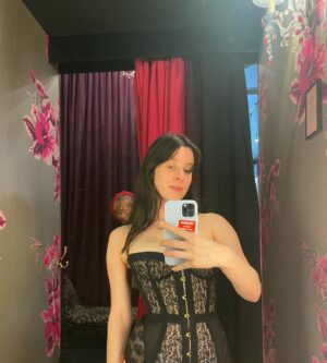Sasha Spielberg Instagram - Mommy? 

May 31, LA, playing Moroccan Lounge
June 21, NY, playing Public Records, tickets in bio!