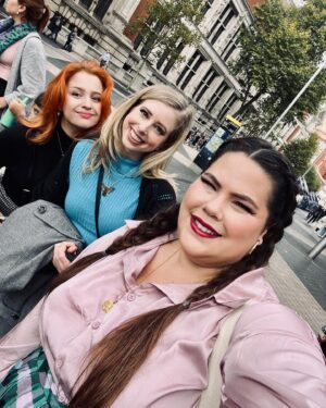 Sasha Alsberg Instagram - Swipe to see who I got reunited with yesterday in London! ❤️#TheGoodOldDaysReturn 
Missed @tashapolis and @xtinemay loads and it’s so surreal to see them IRL again ✨ it was the best of days! #besties #reunited #booktube #prettylittlelondon #autumnoutfit #thehappynow #redhead