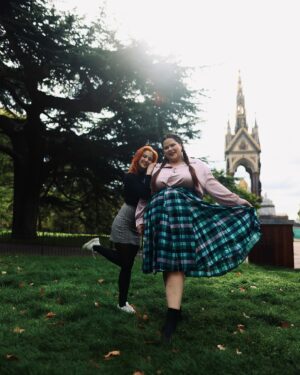 Sasha Alsberg Instagram - Swipe to see who I got reunited with yesterday in London! ❤️#TheGoodOldDaysReturn 
Missed @tashapolis and @xtinemay loads and it’s so surreal to see them IRL again ✨ it was the best of days! #besties #reunited #booktube #prettylittlelondon #autumnoutfit #thehappynow #redhead