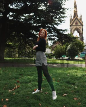Sasha Alsberg Instagram - Swipe to see who I got reunited with yesterday in London! ❤️#TheGoodOldDaysReturn 
Missed @tashapolis and @xtinemay loads and it’s so surreal to see them IRL again ✨ it was the best of days! #besties #reunited #booktube #prettylittlelondon #autumnoutfit #thehappynow #redhead